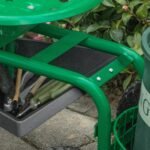 Sodo vezimelis su reguliuojamo aukscio pasukama sedyne ir irankiu daiktadeze 9
