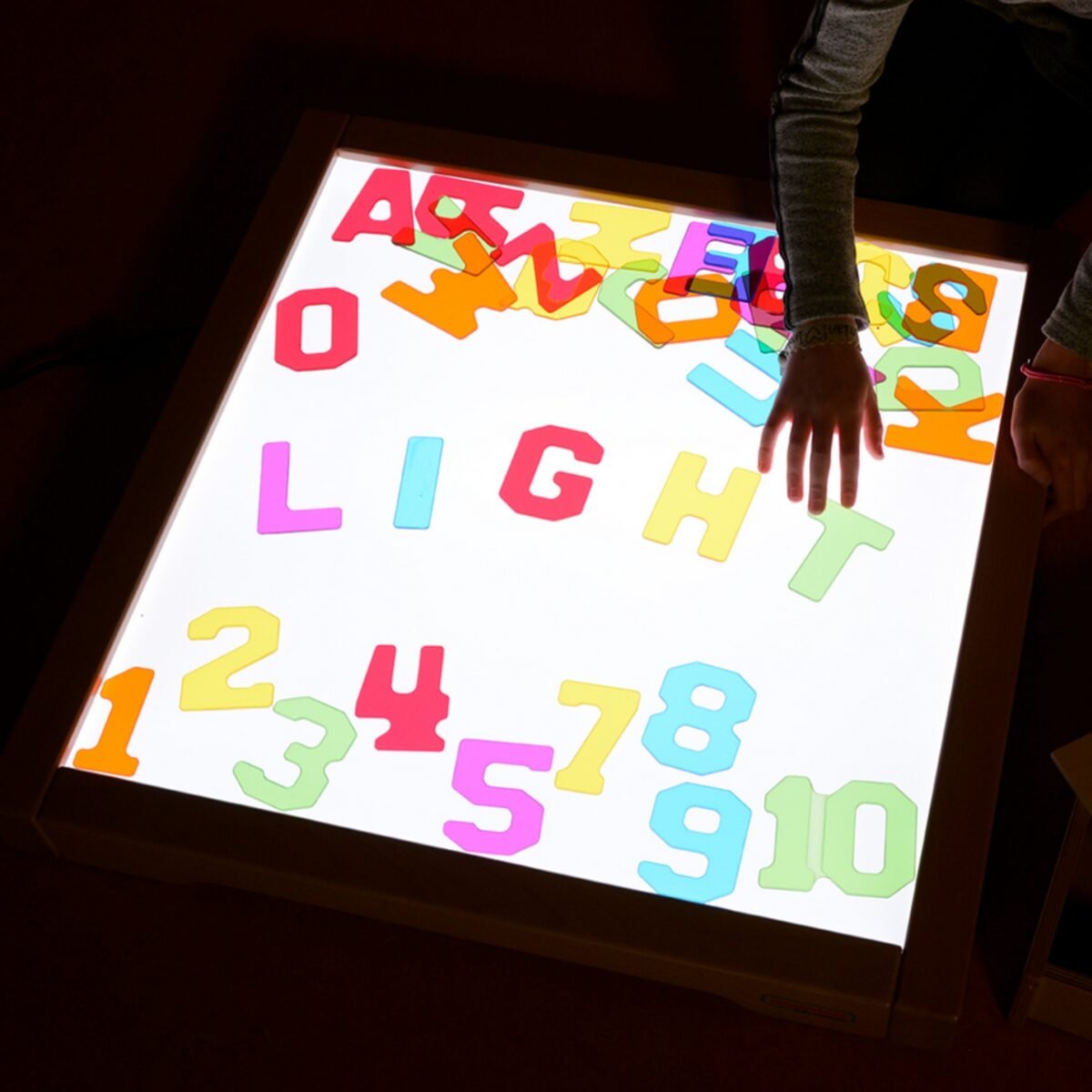 Spalvas keičianti LED šviesos lenta su pulteliu ir 140 Montessori mozaikos kaladėlių – Paveikslėlis 3