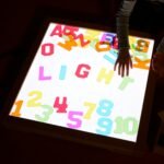 Spalvas keičianti LED šviesos lenta su pulteliu ir 140 Montessori mozaikos kaladėlių – Paveikslėlis 3