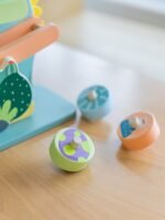 Spalvinga medinė dinozaurų trasa su riedančiais elementais – Paveikslėlis 8