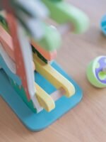 Spalvinga medinė dinozaurų trasa su riedančiais elementais – Paveikslėlis 10