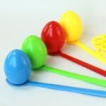 Spalvotų kiaušinių balansavimo žaidimas su šaukšteliais – Paveikslėlis 3