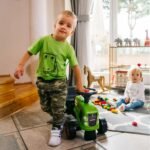 Stumiamasis traktoriukas Baby Claas žalias su priekaba ir priedais