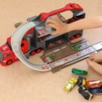 Transformuojamas ugniagesių sunkvežimis su garažu ir lenktynių trasa