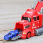 Transformuojamas ugniagesių sunkvežimis su garažu ir lenktynių trasa