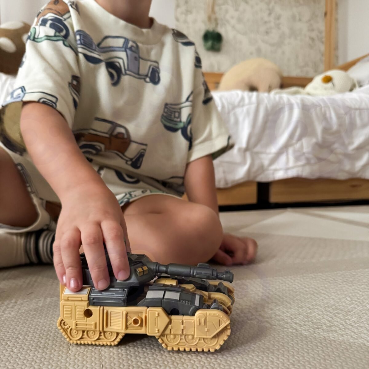 Transformuojantis robotas-tankas 3in1 su revolveriu ir strėlytėmis, rudas – Paveikslėlis 4