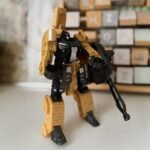 Transformuojantis robotas-tankas 3in1 su revolveriu ir strėlytėmis, rudas – Paveikslėlis 5