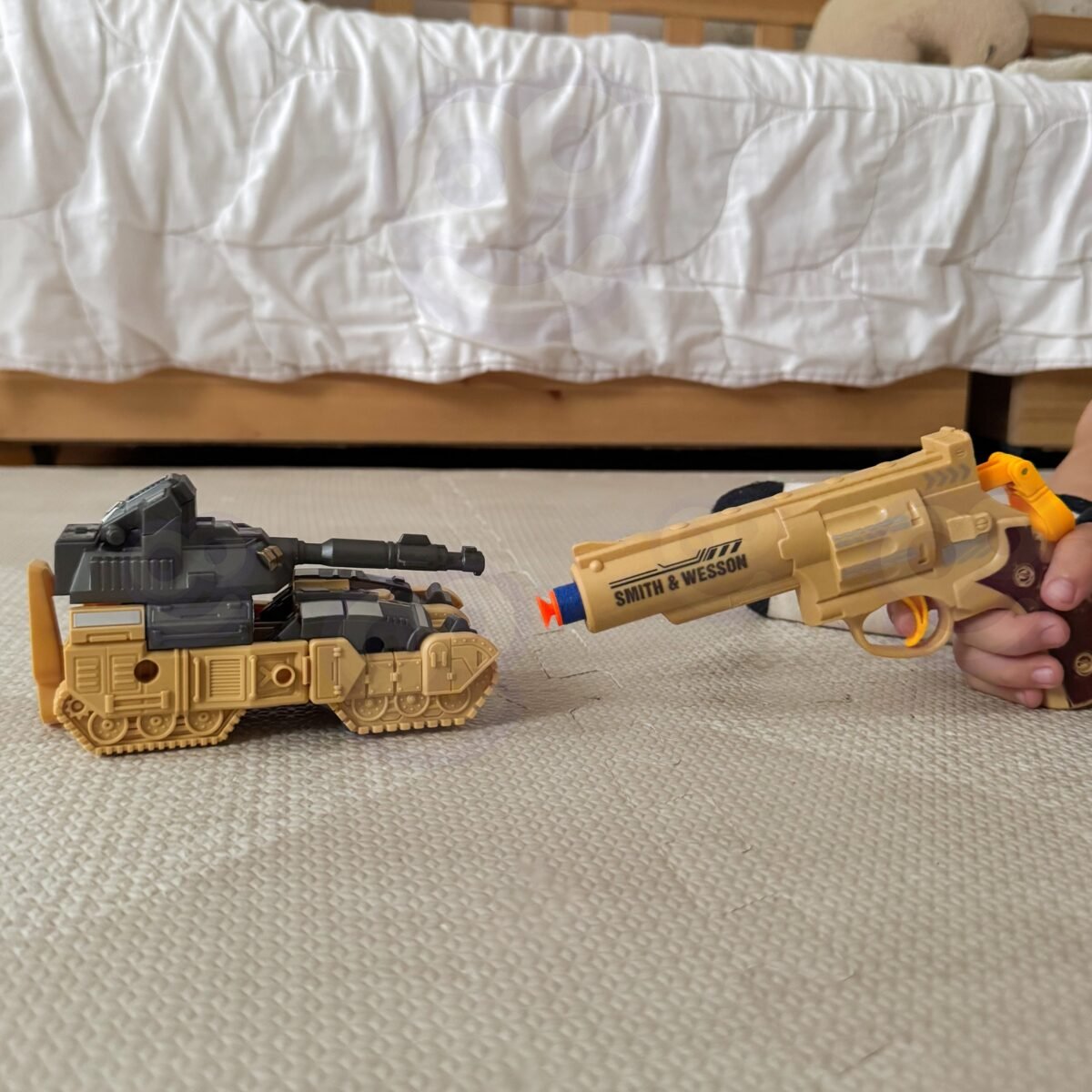 Transformuojantis robotas-tankas 3in1 su revolveriu ir strėlytėmis, rudas – Paveikslėlis 7