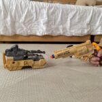 Transformuojantis robotas-tankas 3in1 su revolveriu ir strėlytėmis, rudas – Paveikslėlis 7