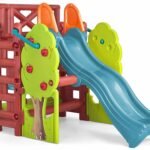 Žaidimų aikštelė su banguota čiuožykla ir staliuku