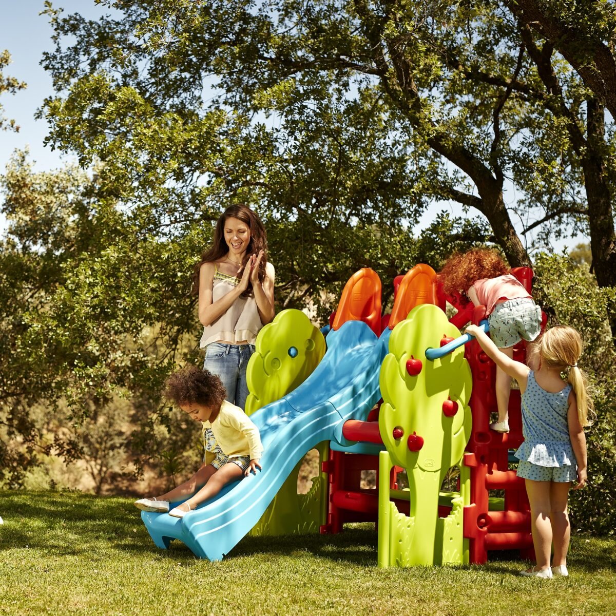 Žaidimų aikštelė su banguota čiuožykla ir staliuku – Paveikslėlis 3