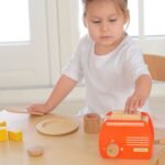 Žaislinis medinis skrudintuvas su duonos riekelėmis