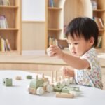 Medinis traukinukas konstruktorius su vagonėliais ir kaladėlėmis – Paveikslėlis 3