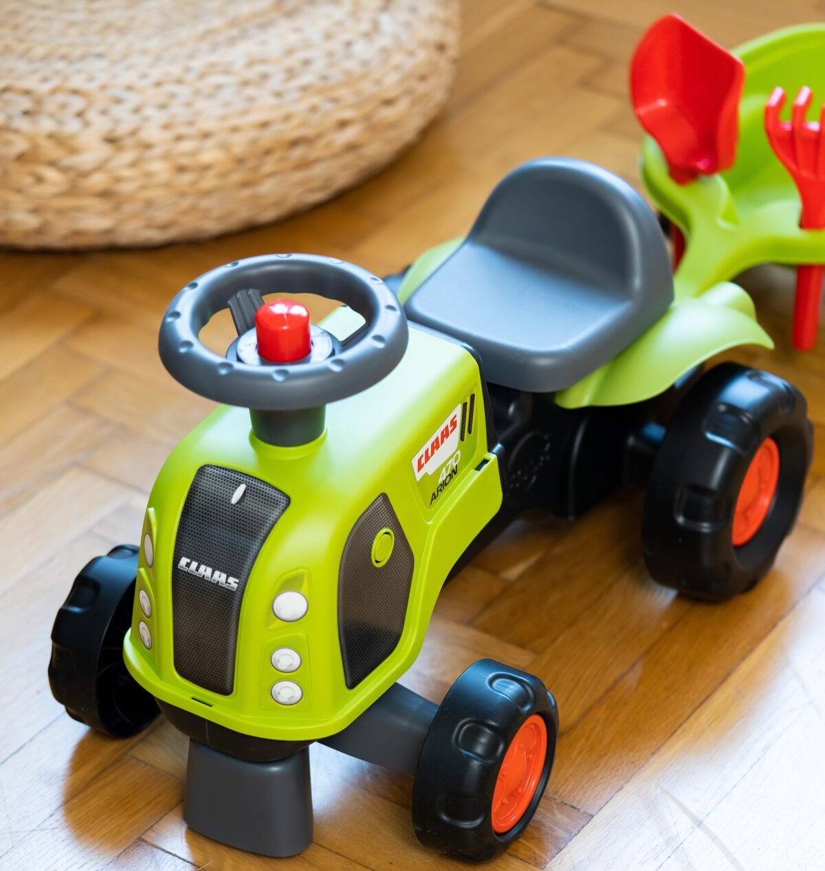 Žalias traktoriukas stumdukas su nuimama priekaba ir smėlio žaislais – Paveikslėlis 3