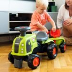 Žalias traktoriukas stumdukas su nuimama priekaba ir smėlio žaislais – Paveikslėlis 4