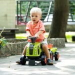 Žalias traktoriukas stumdukas su nuimama priekaba ir smėlio žaislais – Paveikslėlis 6