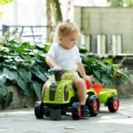 Žalias traktoriukas stumdukas su nuimama priekaba ir smėlio žaislais – Paveikslėlis 7