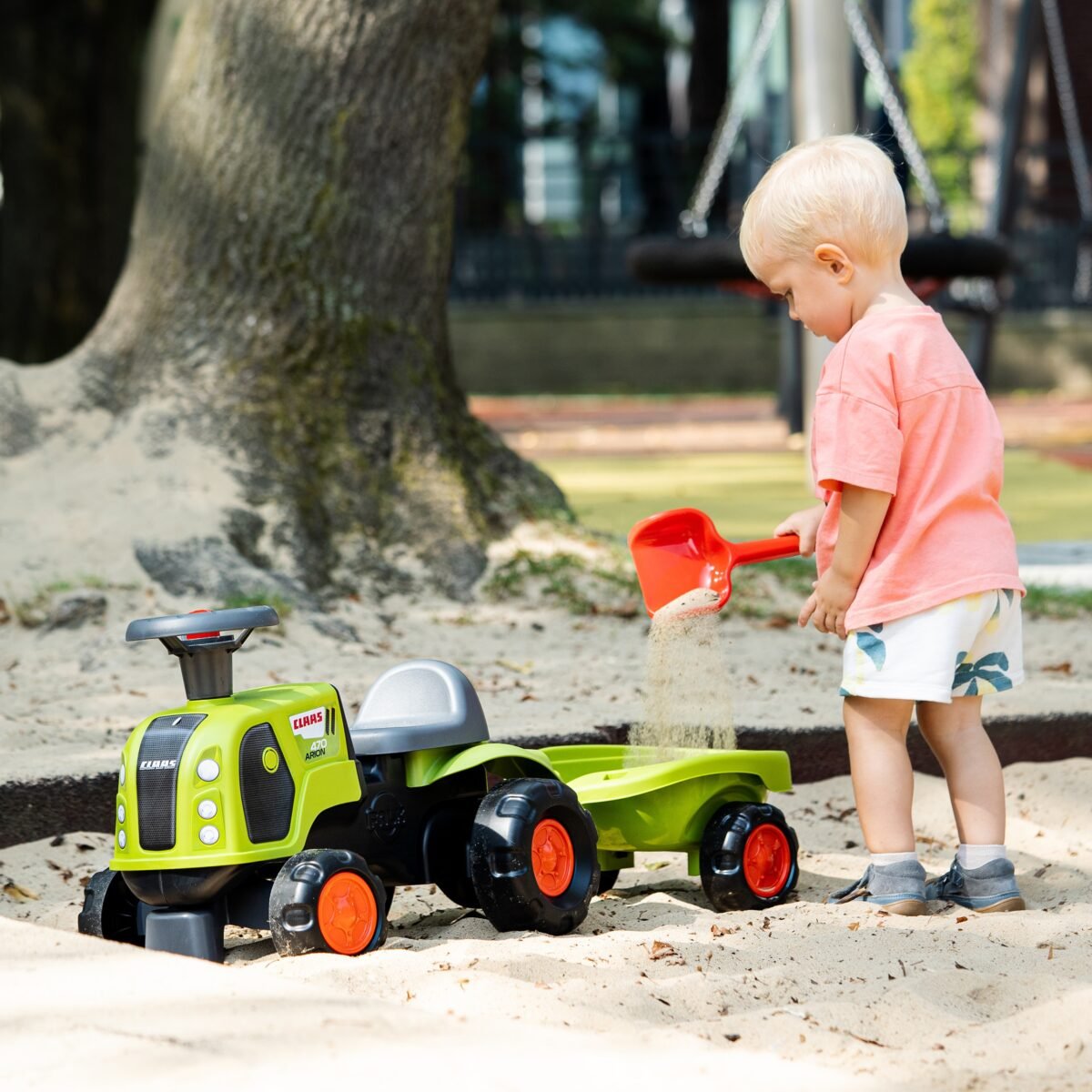 Žalias traktoriukas stumdukas su nuimama priekaba ir smėlio žaislais – Paveikslėlis 8