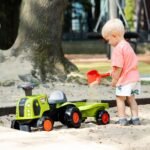 Žalias traktoriukas stumdukas su nuimama priekaba ir smėlio žaislais – Paveikslėlis 8