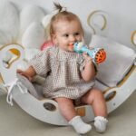 Žirafos formos sensorinis muzikinis barškutis-kramtukas Montessori – Paveikslėlis 2