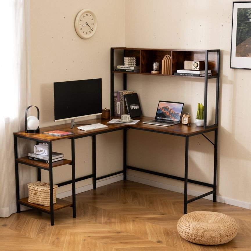 l-formos-kampinis-stalas-su-lentynelemis-ir-ausiniu-kabliu-kaimiska-ruda L formos kampinis stalas su lentynėlėmis ir ausinių kabliu (Kaimiška ruda)