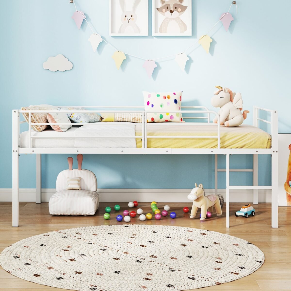 Žemas metalinis lovos rėmas su apsauginiais turėklais (Balta) – Paveikslėlis 2