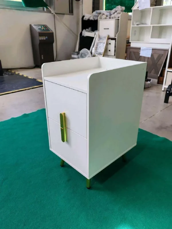 Siauras naktinis staliukas su įkrovimo stotele ir 2 stalčiais (Balta)