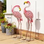 Flamingų sodo statulų rinkinys (2 vnt.) su gėlėtomis plunksnomis ir tvirtinimo inkarais – Paveikslėlis 3