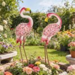 Flamingų sodo statulų rinkinys (2 vnt.) su gėlėtomis plunksnomis ir tvirtinimo inkarais – Paveikslėlis 9