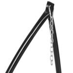 Kabinamos kėdės stovas su X formos pagrindu ir padėklu, atlaikantis iki 120 kg
