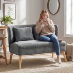 Kompaktiška dvivietė šenilinė sofa su sparnuotu atlošu – Paveikslėlis 2