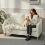 Kompaktiška dvivietė sofa su Sherpa fliso apmušalais