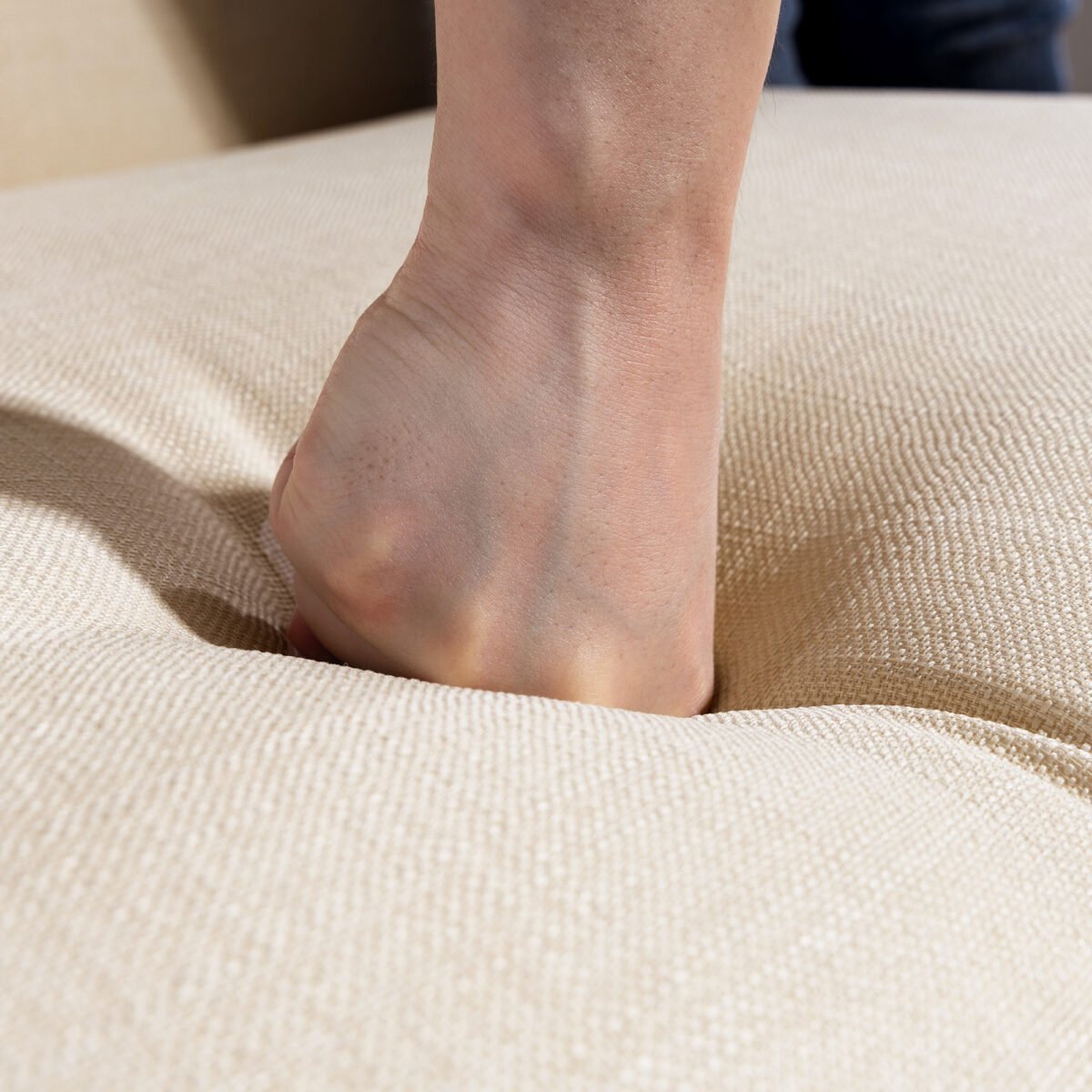 Kompaktiška dvivietė sofa su kuoduotu atlošu – Paveikslėlis 9