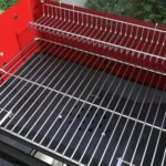 Anglių kepsninė su reguliuojamo aukščio grotelėmis ir ratukais