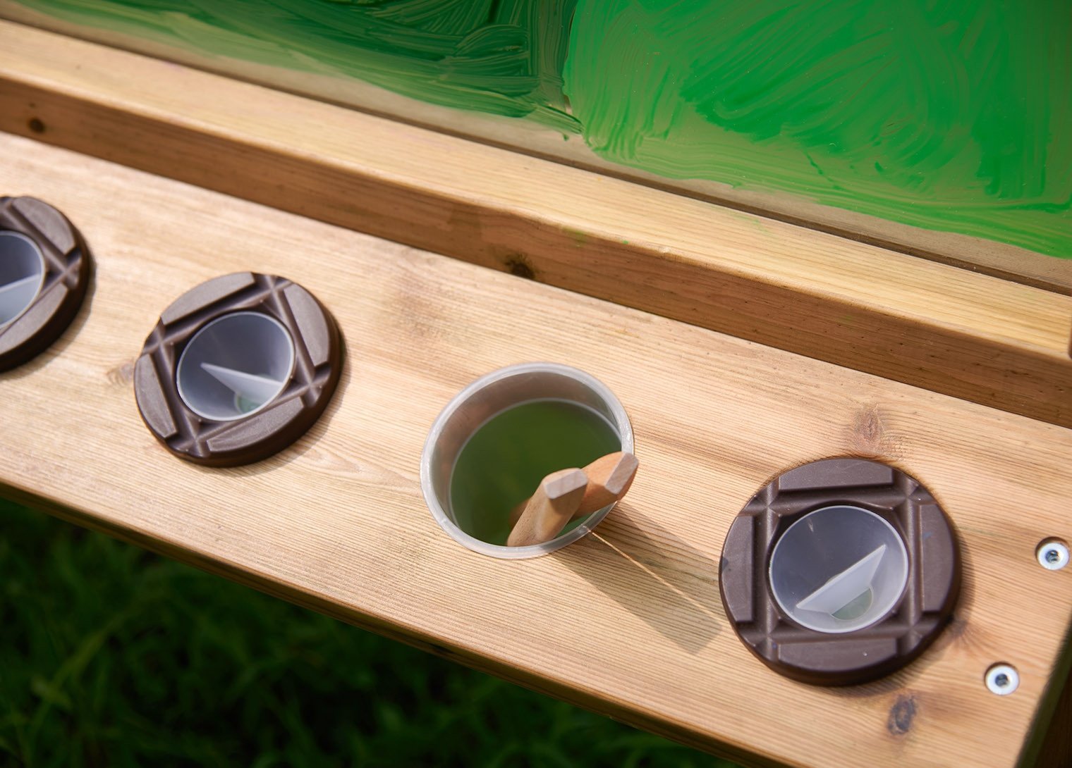 Dažų indeliai su dangteliais