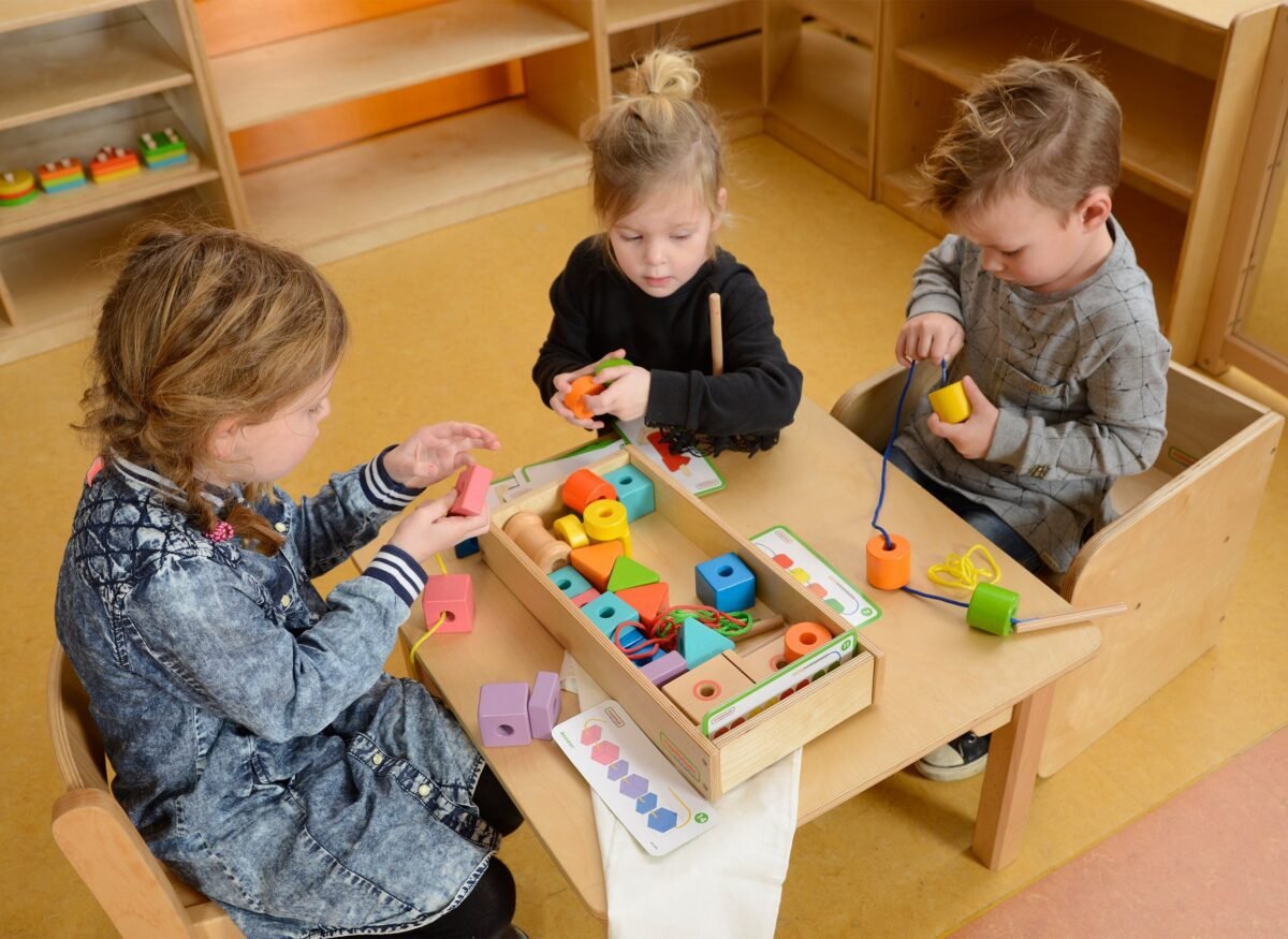 Didelis medinis Montessori vėrimo rinkinys – Paveikslėlis 2
