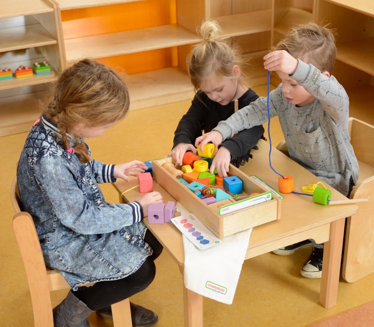 Didelis medinis Montessori vėrimo rinkinys – Paveikslėlis 5