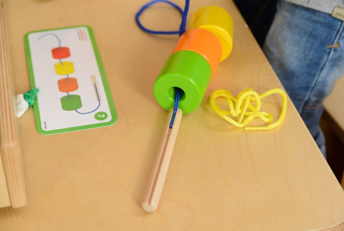 Didelis medinis Montessori vėrimo rinkinys – Paveikslėlis 6