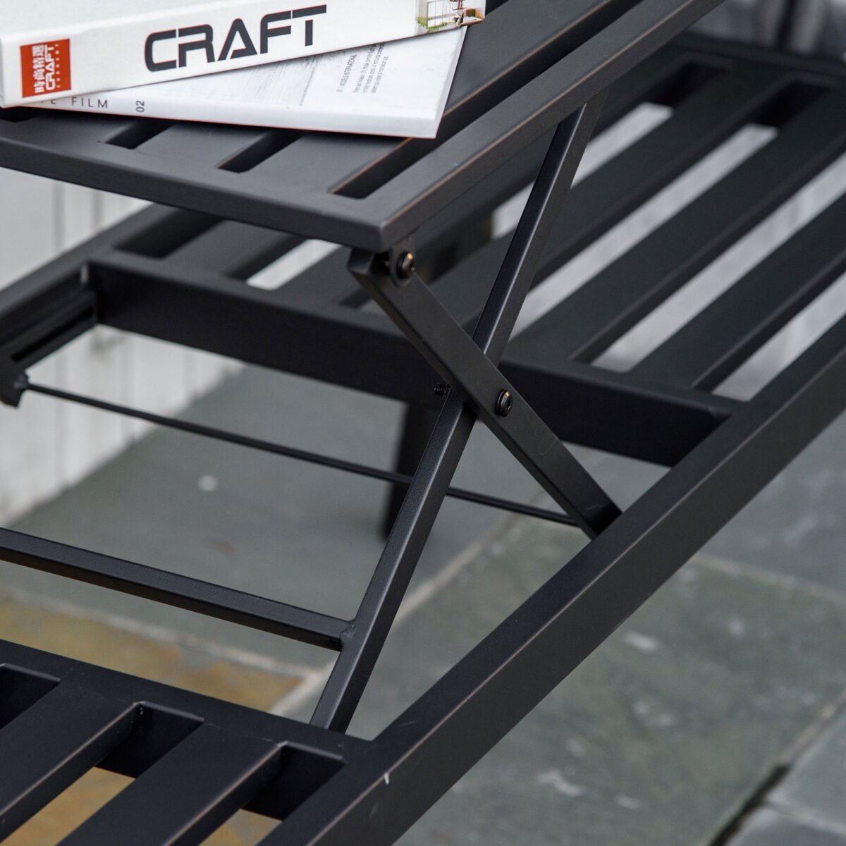 Dvivietis metalinis sodo suoliukas su ištraukiamu staliuku – Paveikslėlis 7