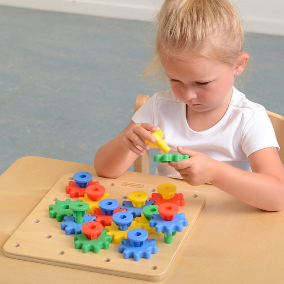 Medinė Montessori konstravimo lenta su krumpliaračiais – Paveikslėlis 3