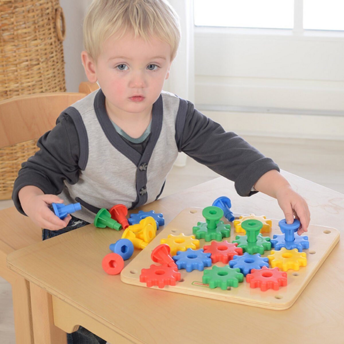 Medinė Montessori konstravimo lenta su krumpliaračiais – Paveikslėlis 4