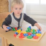 Medinė Montessori konstravimo lenta su krumpliaračiais – Paveikslėlis 4