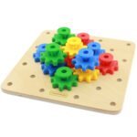 Medinė Montessori konstravimo lenta su krumpliaračiais – Paveikslėlis 5