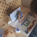 Mėlyna lavinamoji zuikučio formos magnetinė lenta su rutuliukais