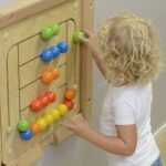 Montessori lavinamoji lenta su karoliukų labirintu – Paveikslėlis 14