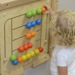 Montessori lavinamoji lenta su karoliukų labirintu – Paveikslėlis 16