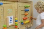 Montessori lavinamoji lenta su karoliukų labirintu – Paveikslėlis 18