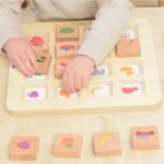 Montessori medinė formų derinimo dėlionė su paveikslėliais