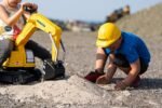 Paspiriamas ekskavatorius su pasukama kabina, judančiu kaušu ir šalmu