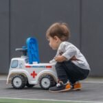 Paspiriamasis greitosios pagalbos automobilis su signalu ir daiktadėže
